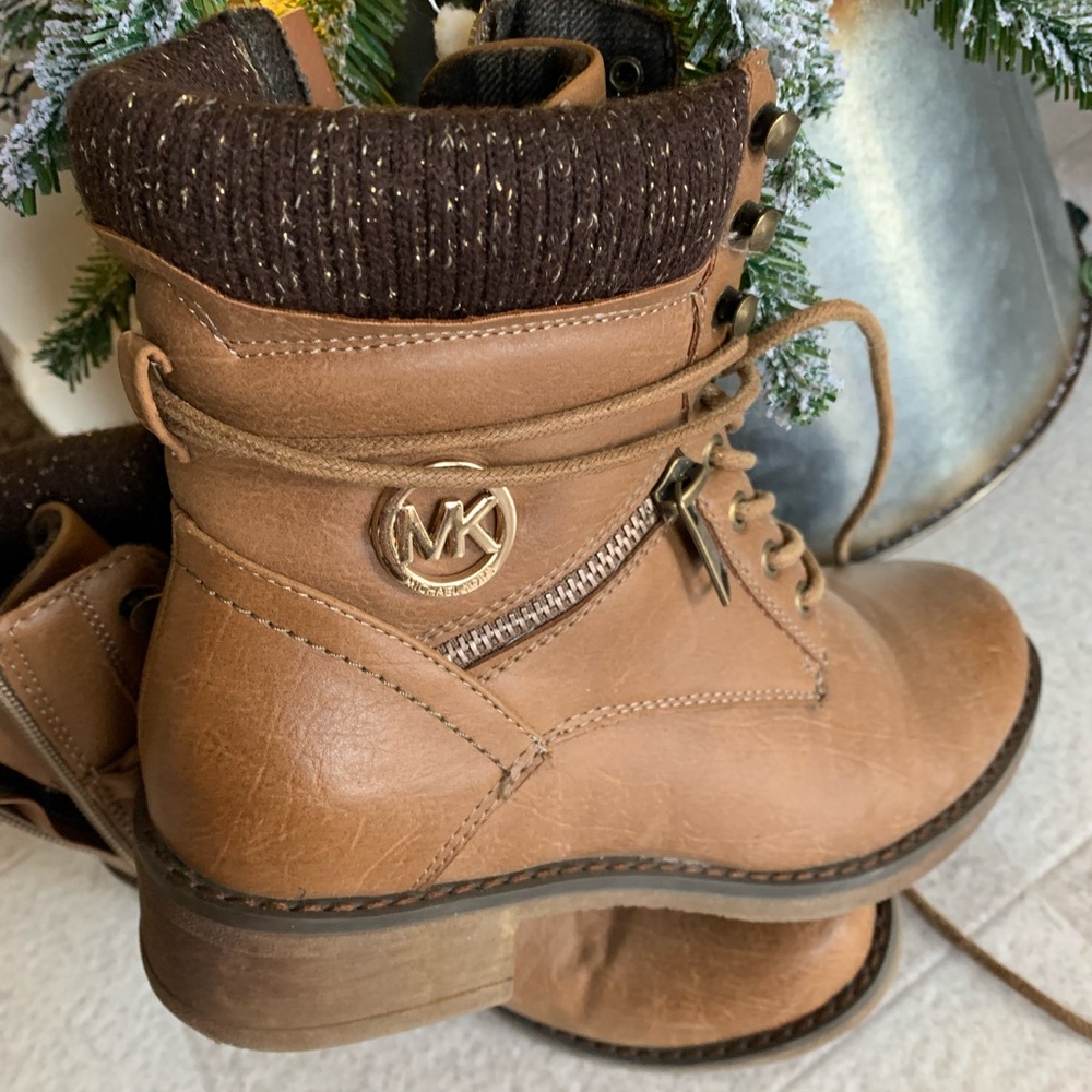 Perfect boots for winter! Michael Kors boots size 8